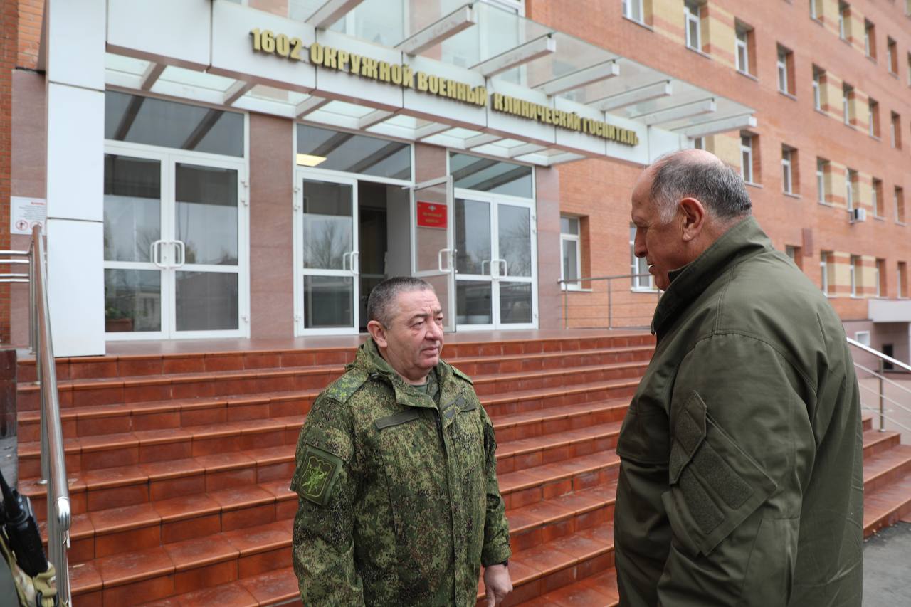 Абдулмуслим Абдулмуслимов навестил дагестанских военнослужащих в клиническом госпитале в Ростове-на-Дону и передал гумпомощь